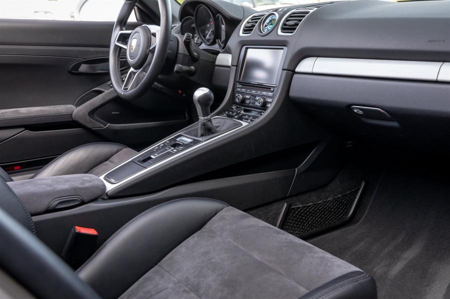 Интерьер Porsche Boxster Spyder (981) 2016 года  (фото 62 из 72)
